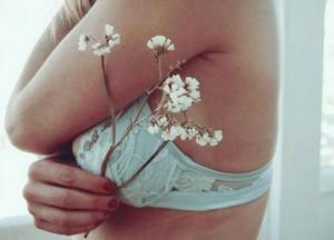 Медики назвали шесть предупреждающих признаков рака груди