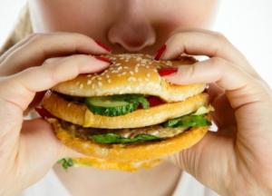 Эксперты назвали продукты,которые вызывают пищевую зависимость