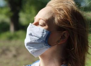 Медики рассказали о правилах ношения маски в жару