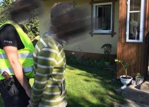 На Прикарпатье мужчина угрожал гранатой полицейским во время обысков (фото)