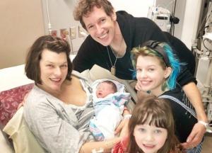 Мила Йовович рассказала о болезни своей новорожденной дочери