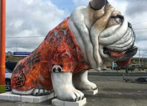 В Киеве появилась огромная скульптура бульдога (видео)