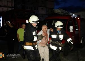 В Днепре пожарные спасли мужчину из горящей квартиры (видео)