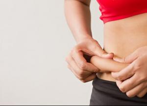 Медики назвали продукты, которые увеличивают жир на животе