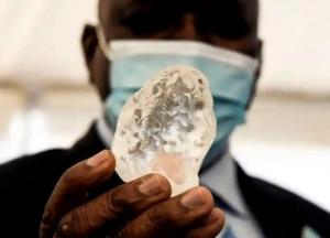В Африке нашли один из самых крупных в мире алмазов (фото)