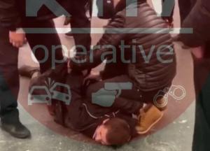 В киевском метро пассажиры устроили самосуд над вором-карманником (видео)