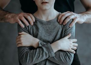 На Черниговщине мужчина насиловал несовершеннолетнюю дочь