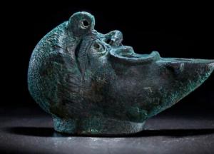 Археологи обнаружили загадочную бронзовую лампу в стене здания (фото, видео)