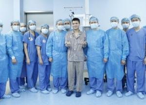 Впервые в истории: во Вьетнаме человеку пересадили руку от живого донора (фото)
