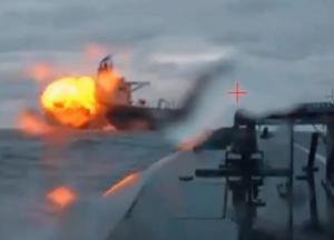 Україна атакувала танкер РФ у Чорному морі: відео моменту