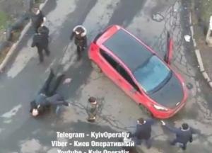 В Киеве "скорая" не могла проехать на вызов из-за припаркованного авто и произошла драка