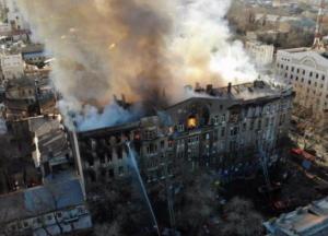 В Одессе из-под завалов сгоревшего здания колледжа достали еще одно тело (видео)