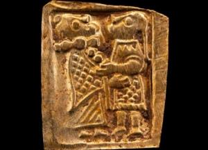 Археологи нашли загадочные фигурки обнимающихся пар