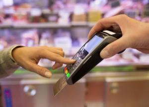 Почти половину средств с карт украинцы тратят на еду