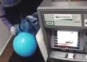 На Харьковщине пытались вскрыть банкомат с помощью шариков (видео)