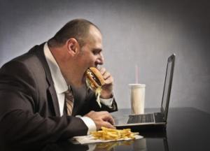 Названы плохие привычки в питании, которые мешают похудеть