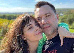 "Якби ви ще знали причини...": дружина Арестовича подала на нього в суд заяву