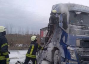 Под Киевом загорелась фура: водитель получил ожоги (фото)