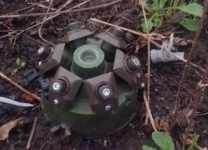 Цього ще не вистачало: нові засоби дистанційного мінування РФ скидає на городи на Харківщині (фото)