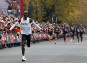Впервые в истории марафон преодолен менее чем за 2 часа (видео)