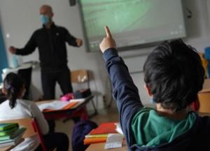 Компьютеры и роутеры: Минздрав объявил конкурс для школ за вакцинацию 80% персонала