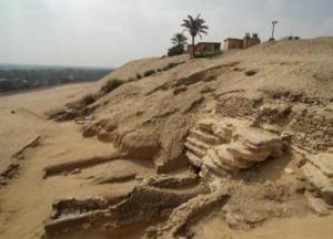 Археологи нашли катакомбы другой цивилизации возле древнейшей пирамиды Египта (фото)