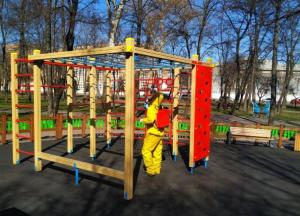 В Киеве дезинфицируют детские и спортивные площадки (фото)