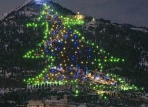 В Италии зажгли самую большую новогоднюю елку в мире (фото, видео) 