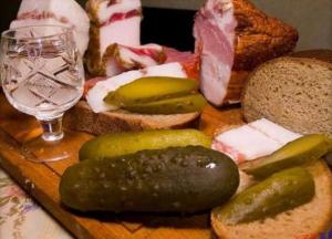 Медики назвали самую опасную закуску к алкоголю