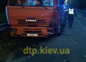 Под Киевом произошло смертельное ДТП : легковое авто врезалось в КамАЗ (фото)