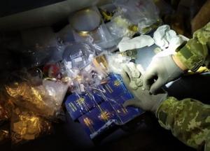 В поезде Москва-Киев обнаружили схрон с монетами и паспортами (фото)