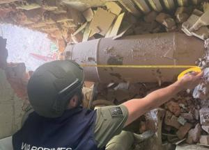 У Харкові авіабомба ФАБ-500 застрягла в стіні будинку (фото)