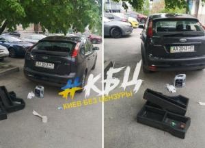 В Киеве воры разгромили припаркованное авто