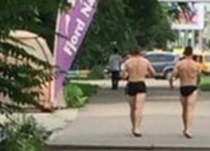 Слишком жарко: в Кременчуге два парня вышли на улицу просто в трусах (фото)