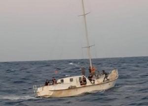 Украинский экипаж перевозил нелегалов: у берегов Италии задержали яхту