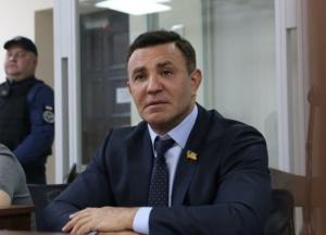 Тищенку обрали запобіжний захід, у відповідь він дістав сало з часником для лобів корупціонерів (відео)