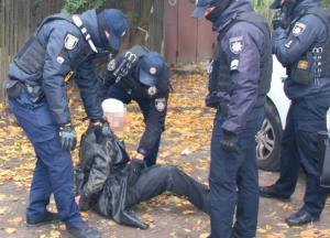 В Житомире полицейские взяли штурмом квартиру вероятного убийцы (видео)