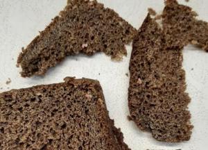 В супермаркете Киева продавали хлеб с червями (фото) 