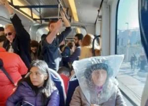 Фото бабушки, которая спасается от коронавируса, само стало вирусным