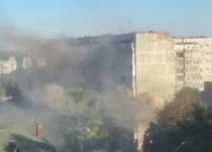 У Запоріжжі реактивний дрон атакував багатоповерхівку, багато диму: відео прильоту