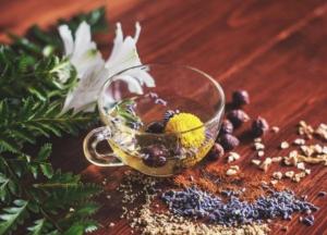 Когда опасно сочетать лечение травами с лекарствами