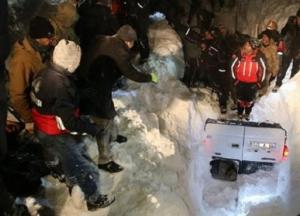 В Турции лавина снесла микроавтобус в пропасть, есть погибшие (фото)