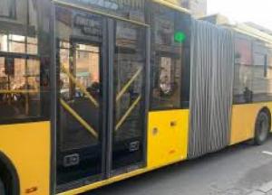 В Киеве полиция выбросила мужчину без медицинской маски из автобуса (ВИДЕО)