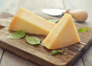 Врачи рассказали о скрытых опасностях твердого сыра