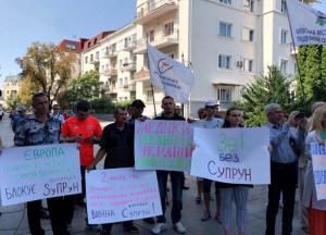 Несколько сотен человек под Офисом Президента требуют отставки Супрун (фото)