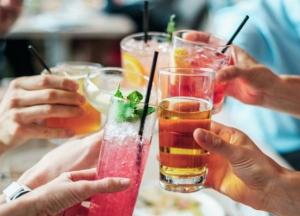 Врачи назвали самый опасный алкоголь в жару
