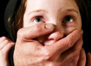 Отец чуть не изнасиловал 5-летнюю дочь