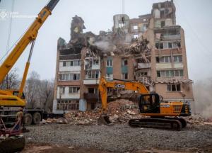 Кількість жертв удару РФ по Тернополю знову зросла: з-під завалів дістали тіло жінки (фото)