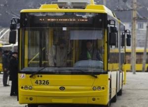 В Киеве троллейбус протащил по земле зажатую дверями пассажирку
