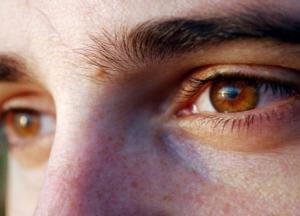 Ученые выяснили, как связаны цвет глаз и тяга к алкоголю